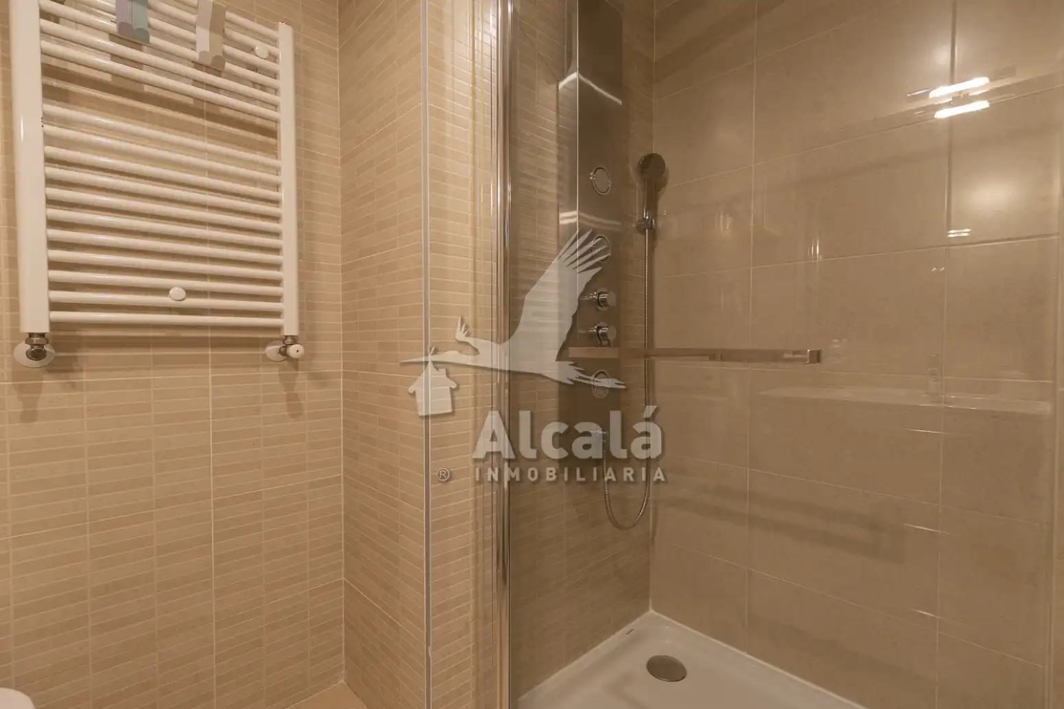 Badezimmer von Wohnung zum Verkauf in Alcalá de Henares mit Klimaanlage, Heizung und Terrasse