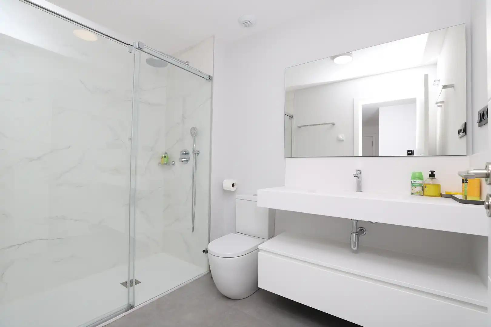 Badezimmer von Wohnungen zur Miete in Estepona mit Klimaanlage, Heizung und Terrasse