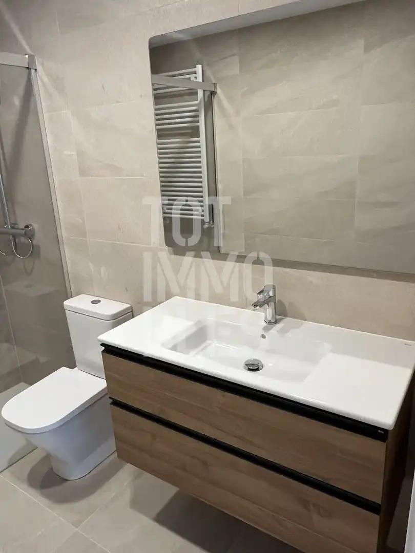 Badezimmer von Wohnung zur Miete in Girona mit Klimaanlage, Heizung und Schwimmbad