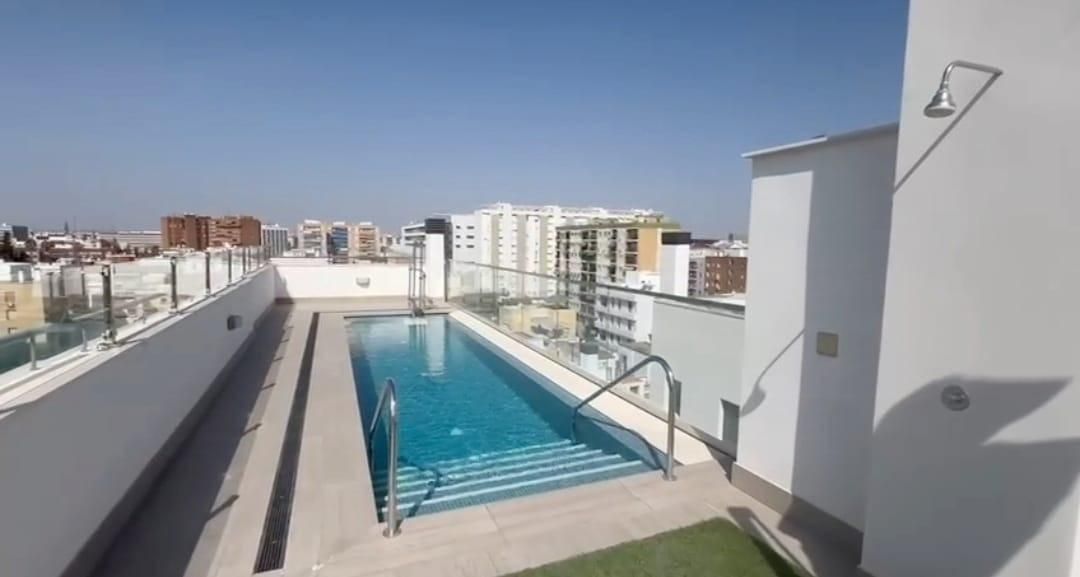 Piscina de Apartament en venda en  Sevilla Capital amb Aire condicionat, Calefacció i Jardí privat
