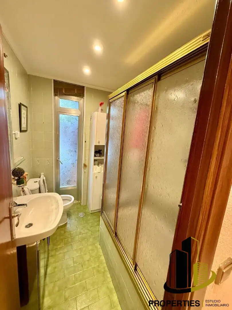 Bathroom of Flat for sale in Ledrada
