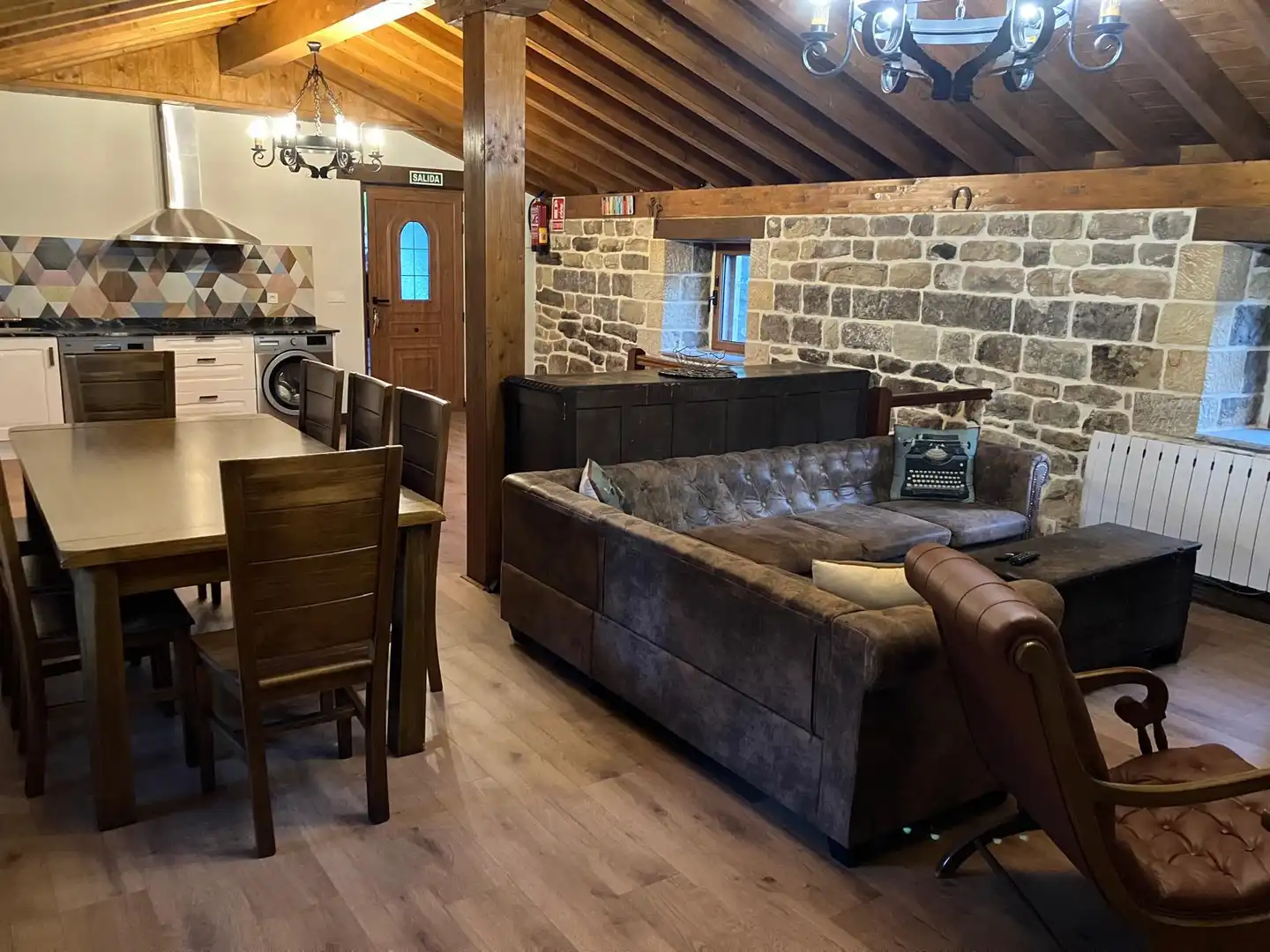 Sala de estar de Finca rústica en venta en San Pedro del Romeral con Calefacción, Jardín privado y Terraza