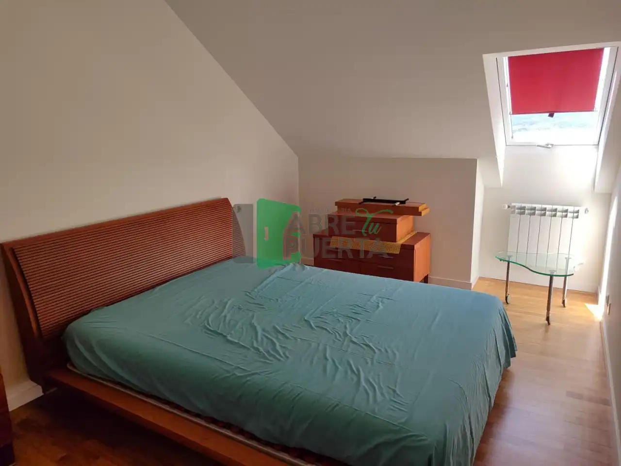 Dormitori de Apartament de lloguer en Ourense Capital  amb Calefacció, Parquet i Terrassa