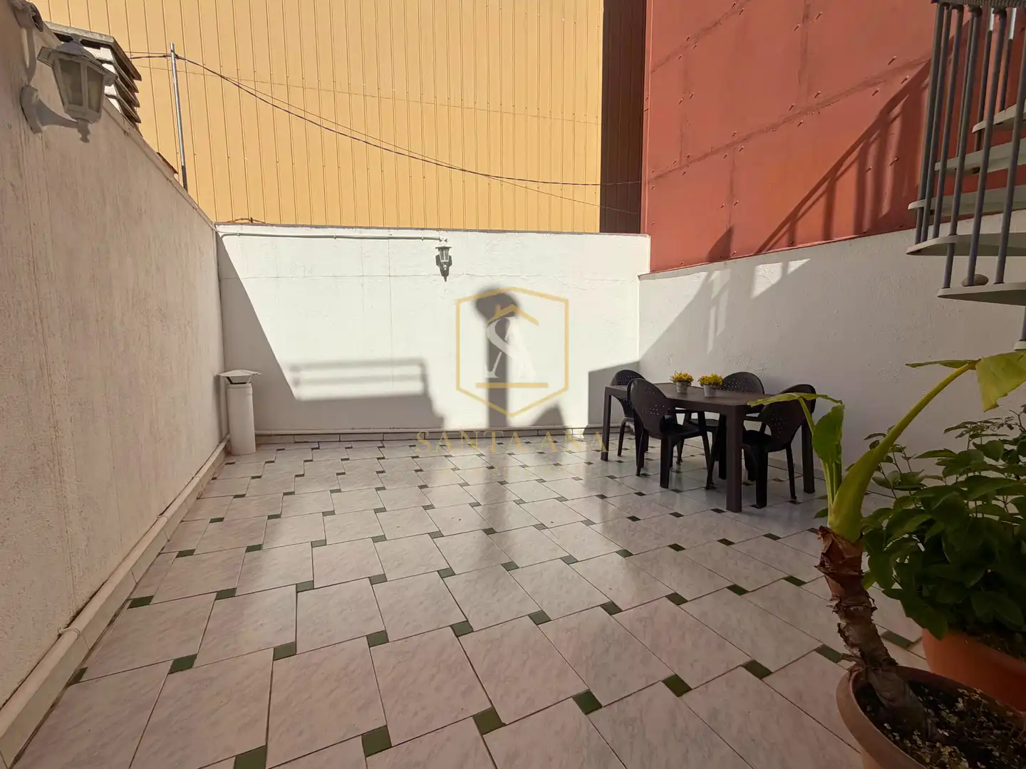 Terrasse von Einfamilien-Reihenhaus zum Verkauf in Badalona mit Klimaanlage, Heizung und Parkett