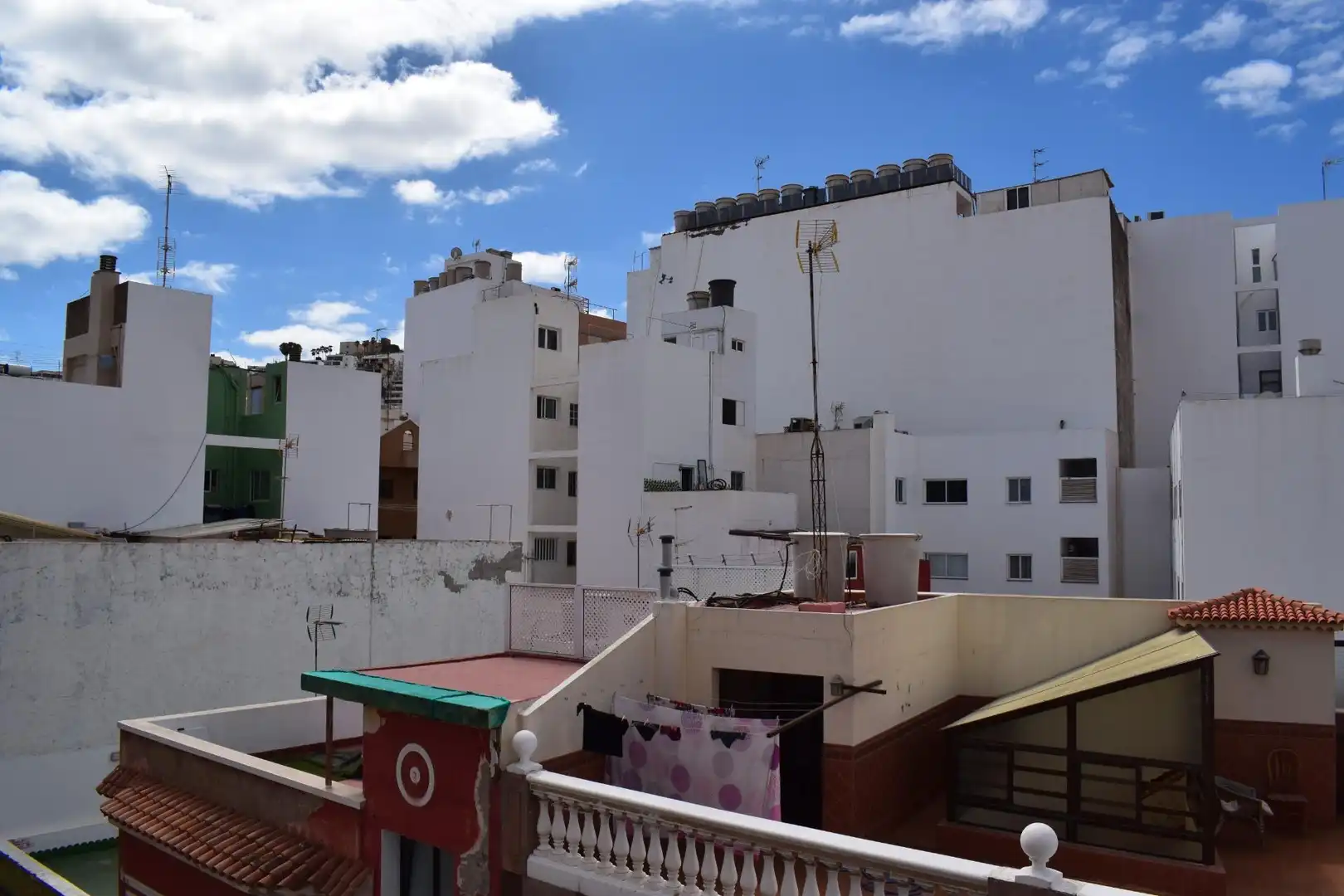 Vista exterior de Piso en venta en Las Palmas de Gran Canaria con Alarma