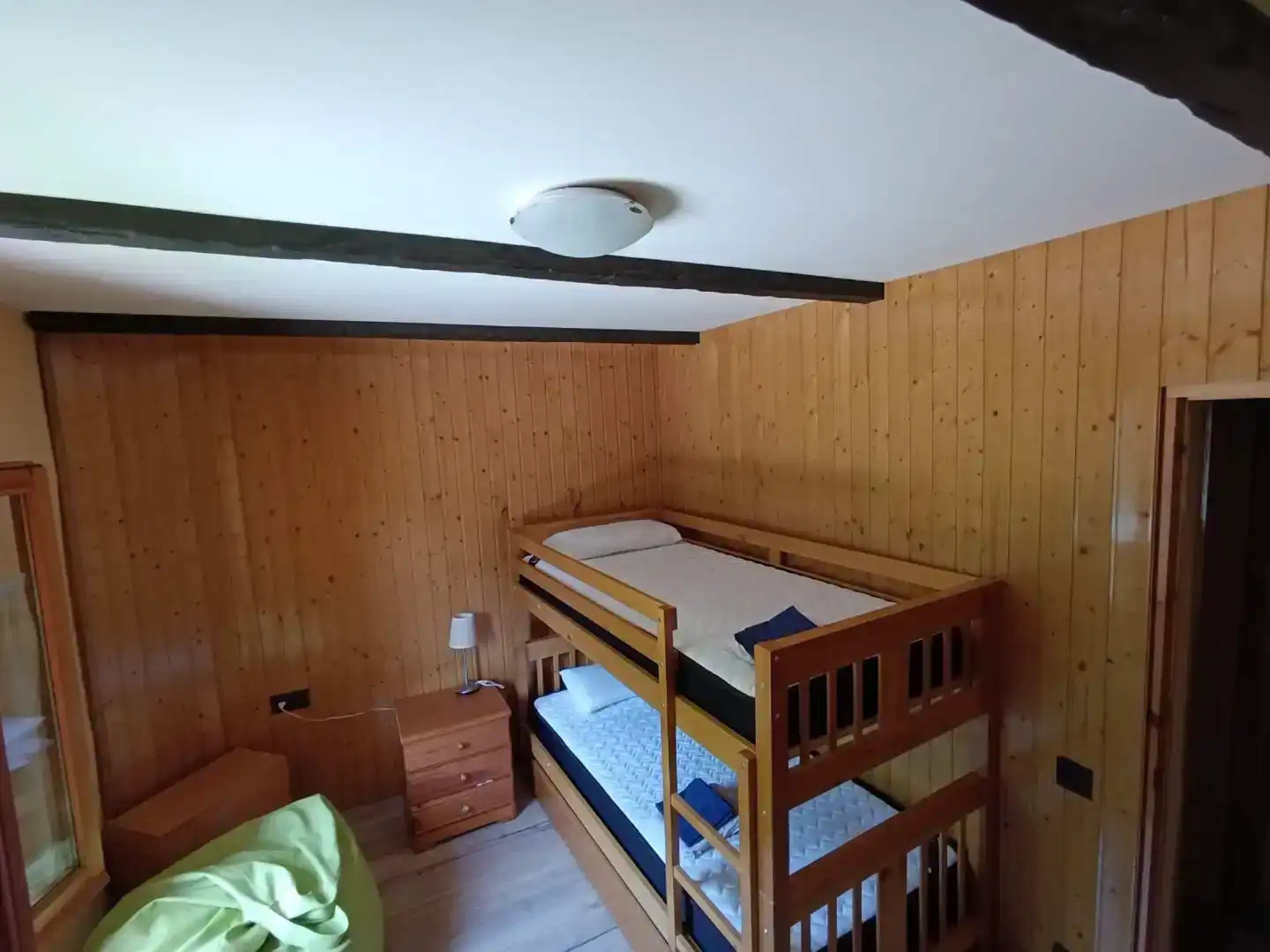Schlafzimmer von Wohnungen zur Miete in Ogassa mit Parkett und Möbliert