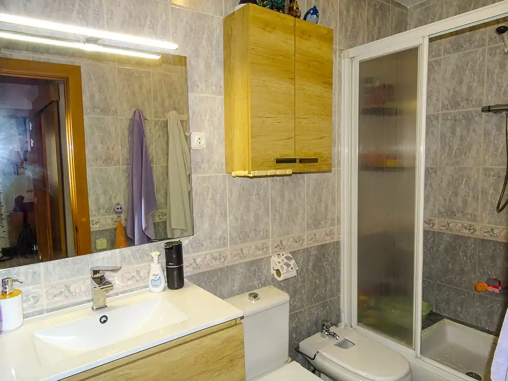 Badezimmer von Wohnung zum Verkauf in Calafell mit Klimaanlage, Heizung und Terrasse
