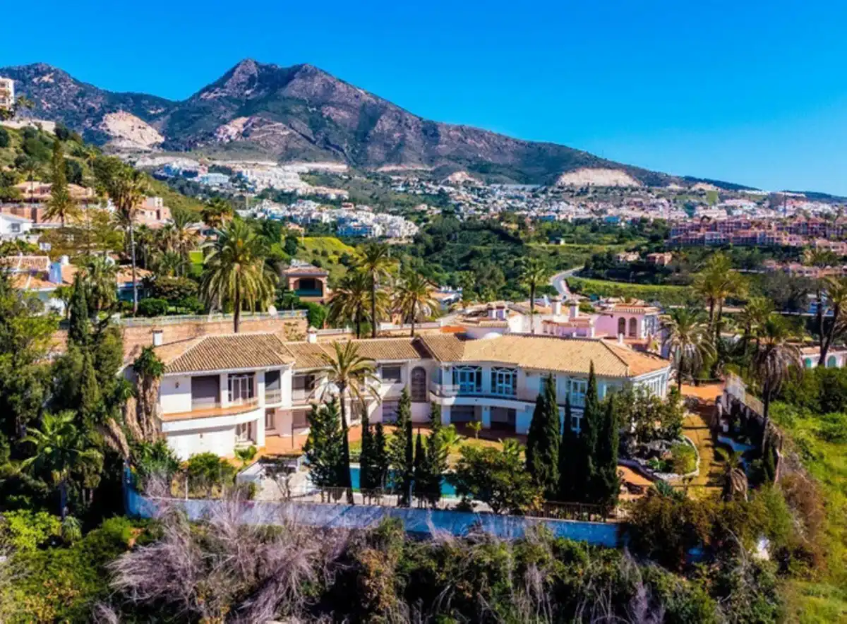 Vista exterior de Casa o xalet en venda en Benalmádena amb Traster i Piscina