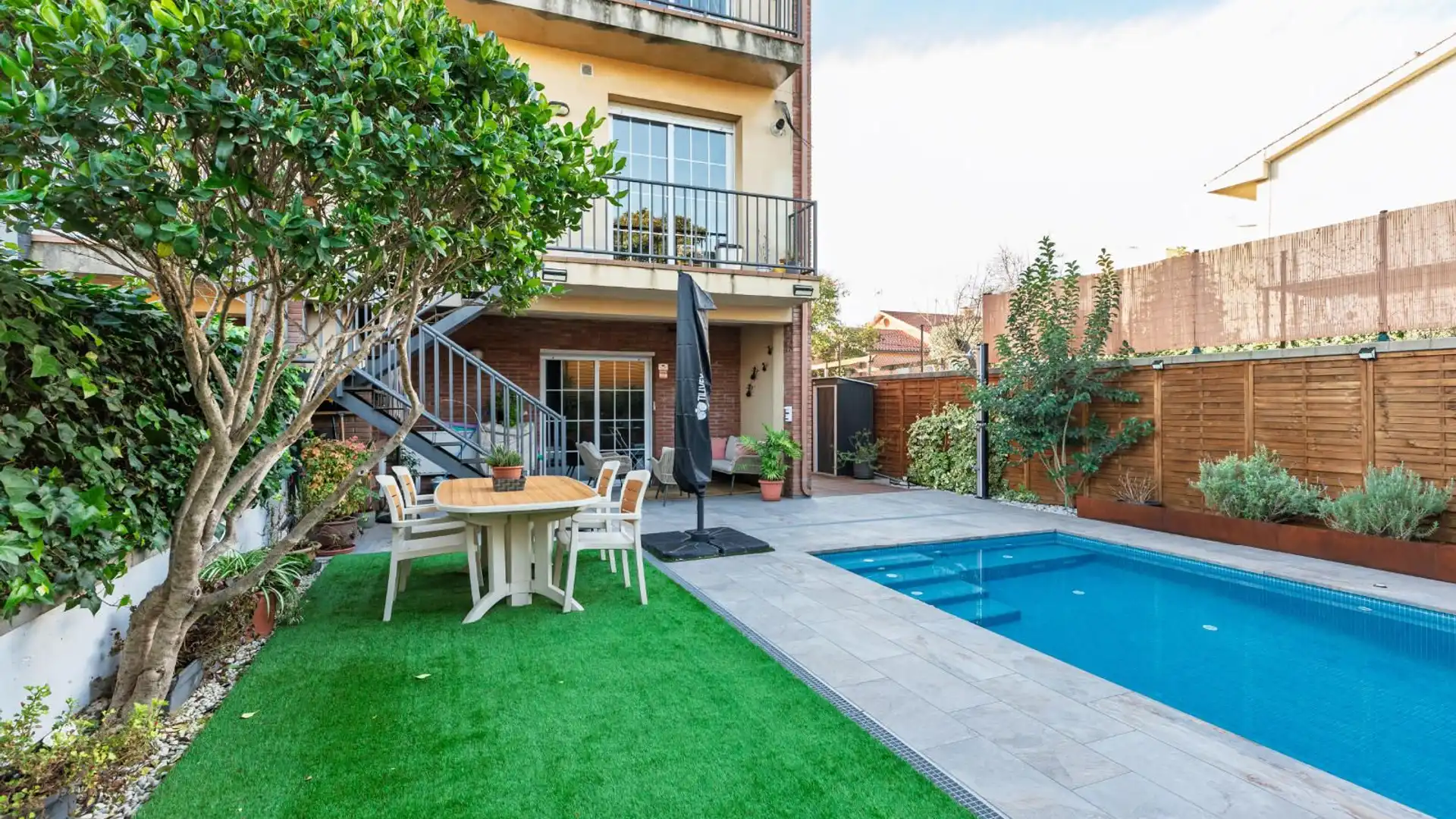 Swimming pool of Single-family semi-detached for sale in Parets del Vallès  with Air Conditioner, Heating and Parquet flooring