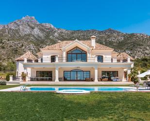 Vista exterior de Casa o xalet en venda en Marbella amb Jardí privat, Terrassa i Piscina