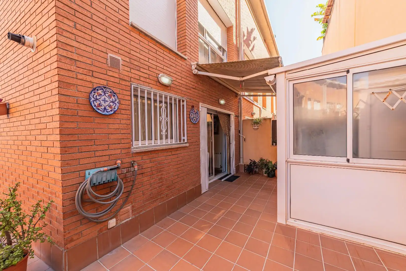 Vista exterior de Casa adosada en venda en Arenys de Mar amb Aire condicionat, Calefacció i Jardí privat