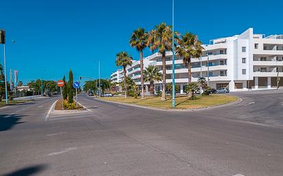 Vista exterior de Àtic en venda en Marbella amb Aire condicionat, Terrassa i Forn