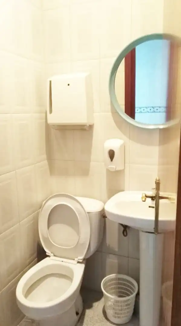 Baño de Local en venta en Sevilla con Aire acondicionado