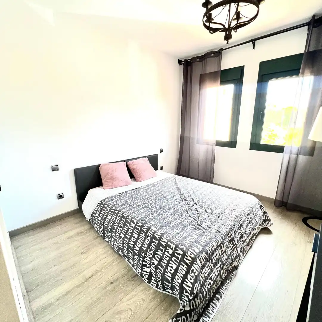 Schlafzimmer von Dachboden zur Miete in Estepona mit Klimaanlage, Terrasse und Schwimmbad