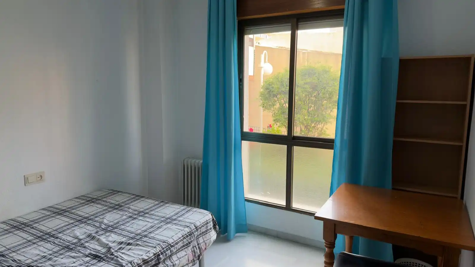 Habitación de Piso para compartir en Granada con Calefacción, Terraza y Amueblado