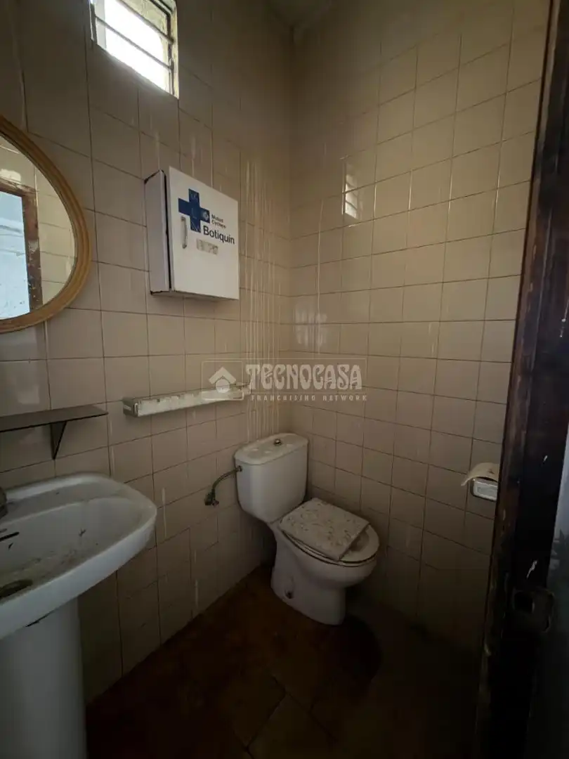 Baño de Local de alquiler en Alcalá de Henares