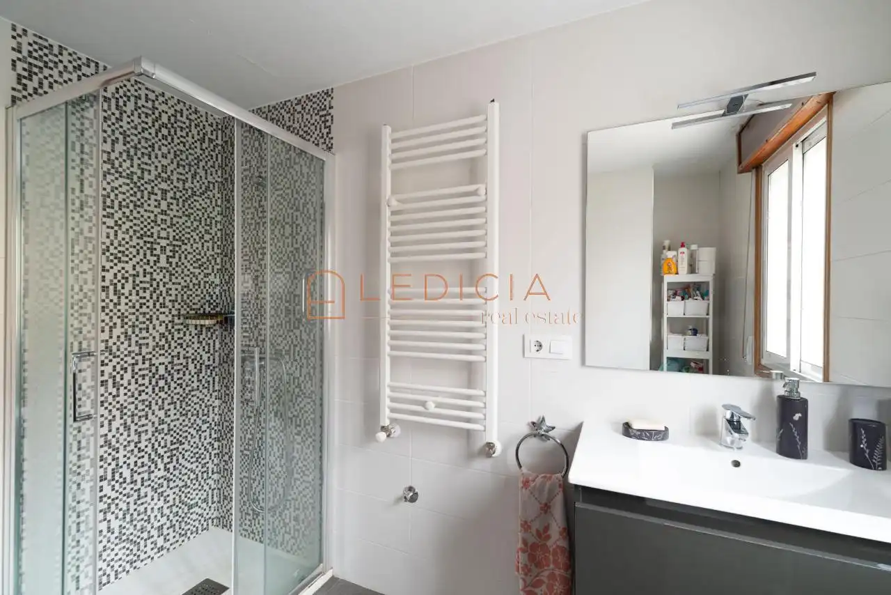 Bathroom of Houses for sale in Vigo   with Heating, Terrace and Storage room