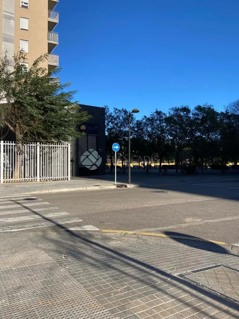 Außenansicht von Garage zum Verkauf in Valencia