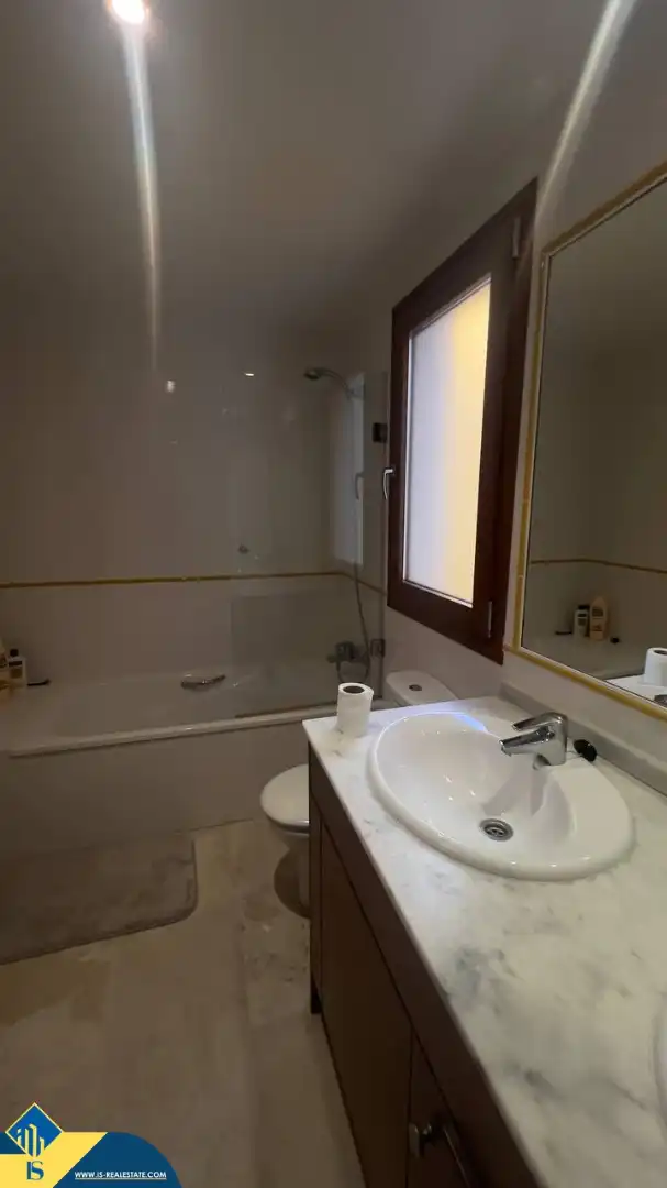 Bany de Pis de lloguer en Torrevieja amb Terrassa, Moblat i Forn