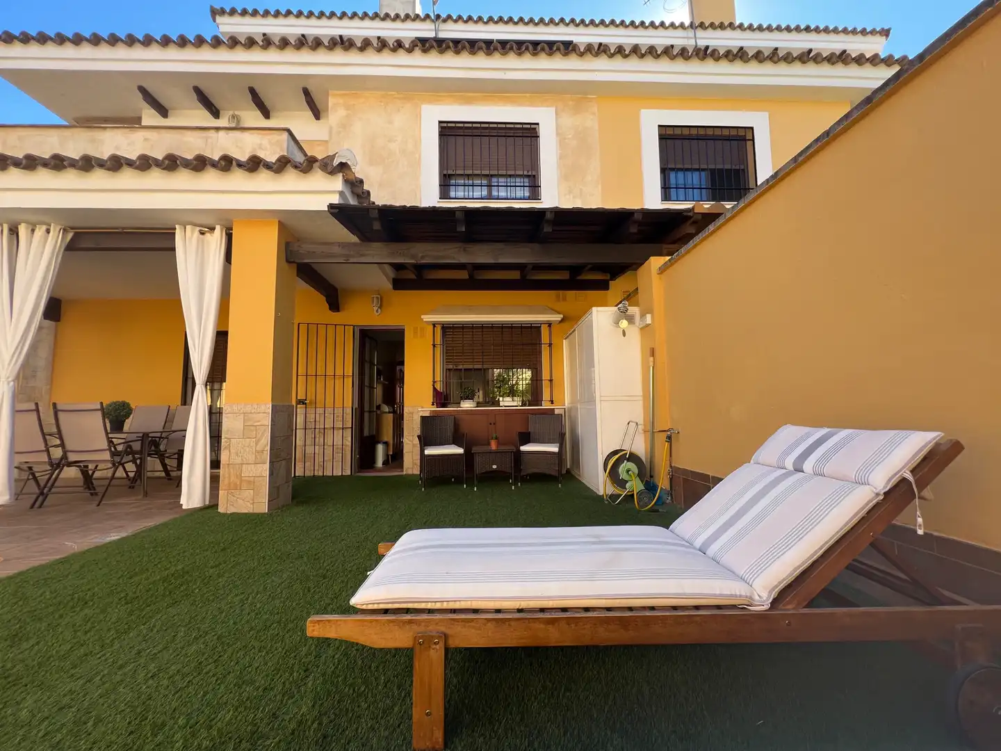 Terrassa de Casa adosada en venda en Espartinas amb Aire condicionat, Calefacció i Jardí privat
