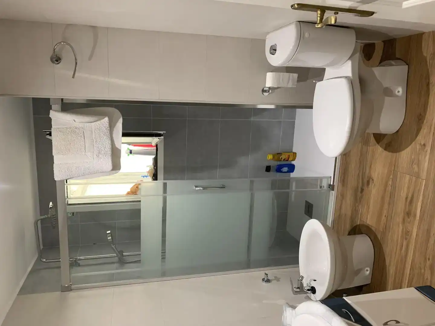 Badezimmer von Wohnung zur Miete in Fuengirola mit Klimaanlage und Schwimmbad