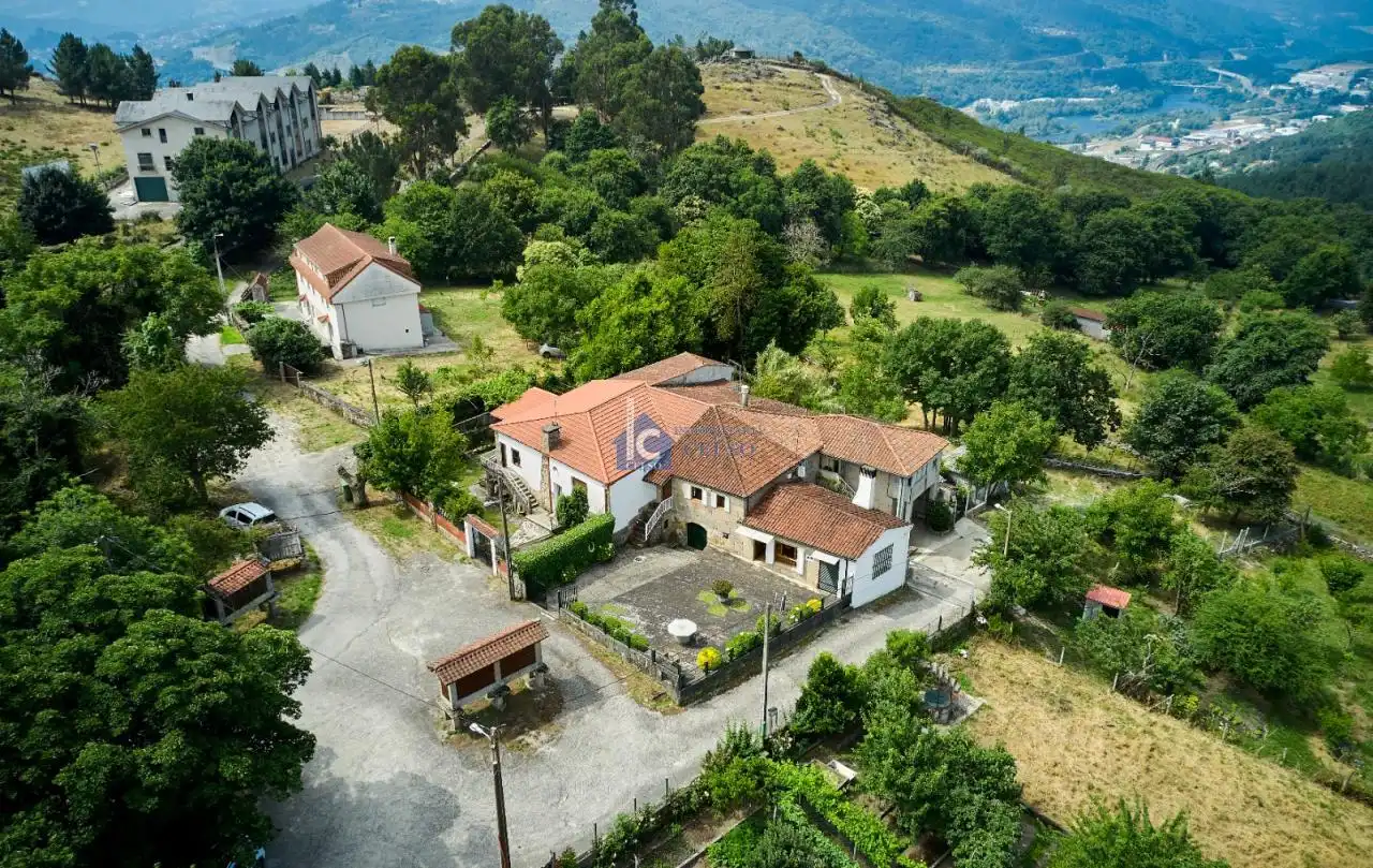 Casa o xalet en venda en Ourense Capital  amb Calefacció, Jardí privat i Traster