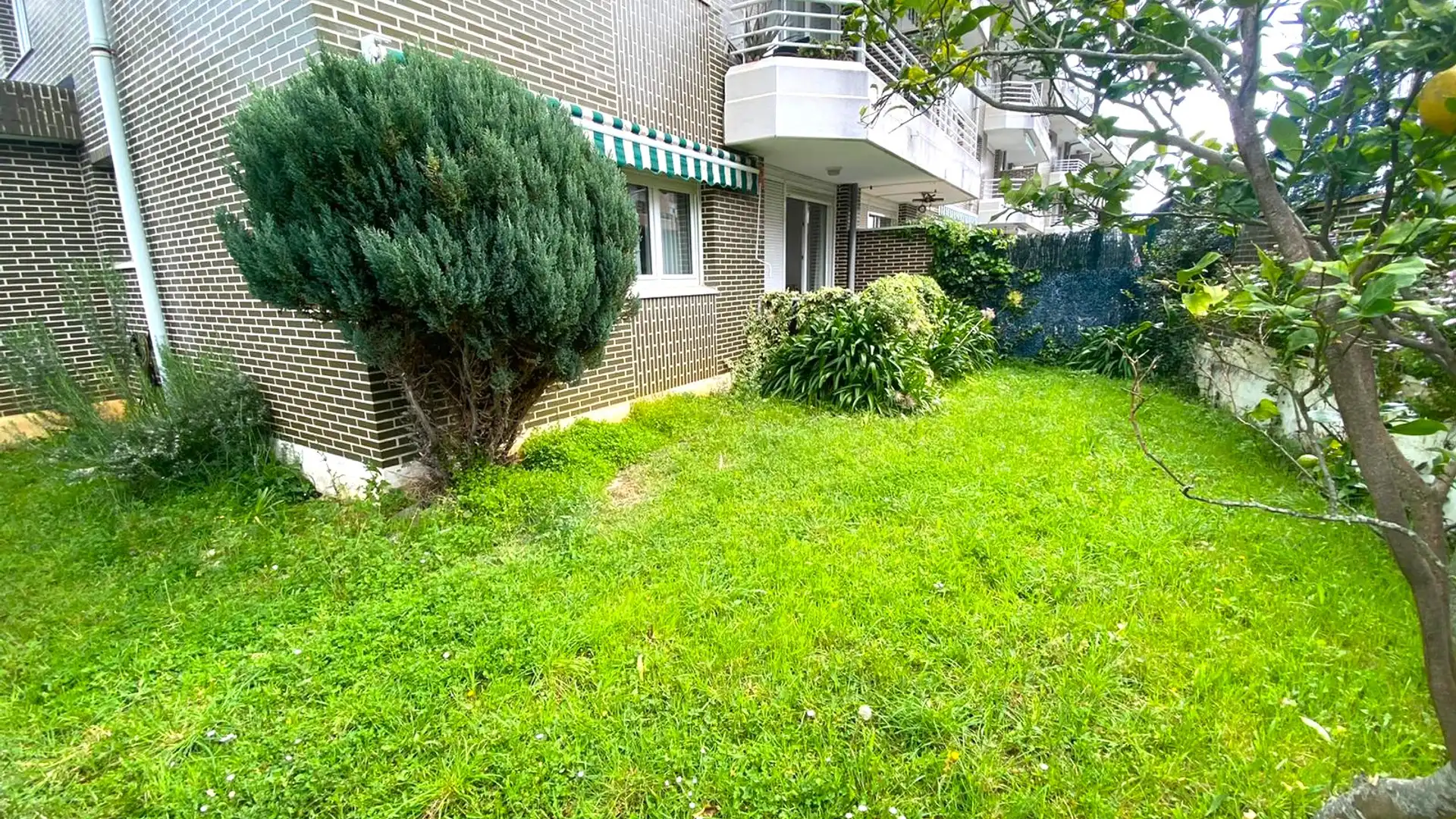 Jardín de Planta baja en venta en Castro-Urdiales con Calefacción, Jardín privado y Parquet