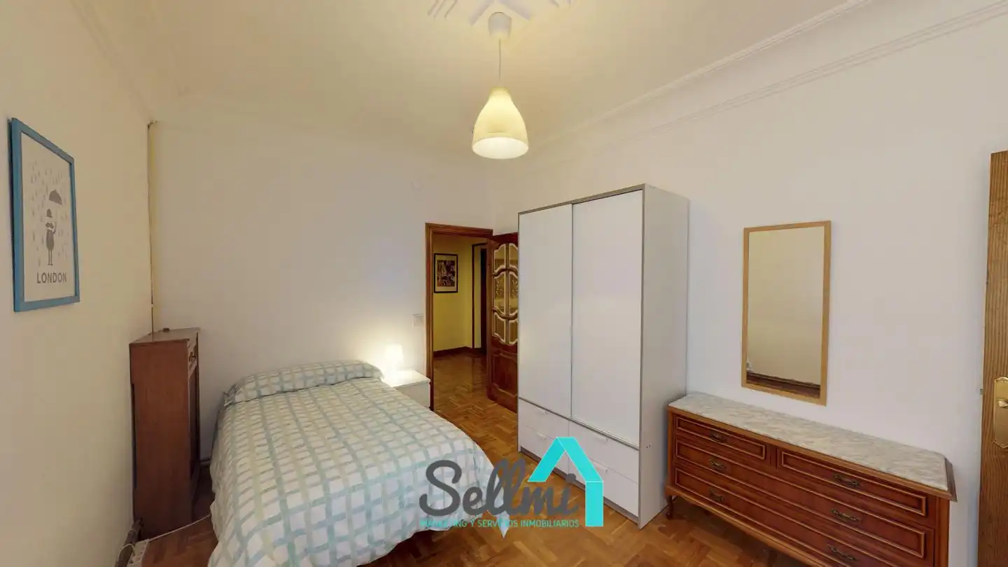 Bedroom of Flat for rent in Oviedo   with Heating, Parquet flooring and Furnished