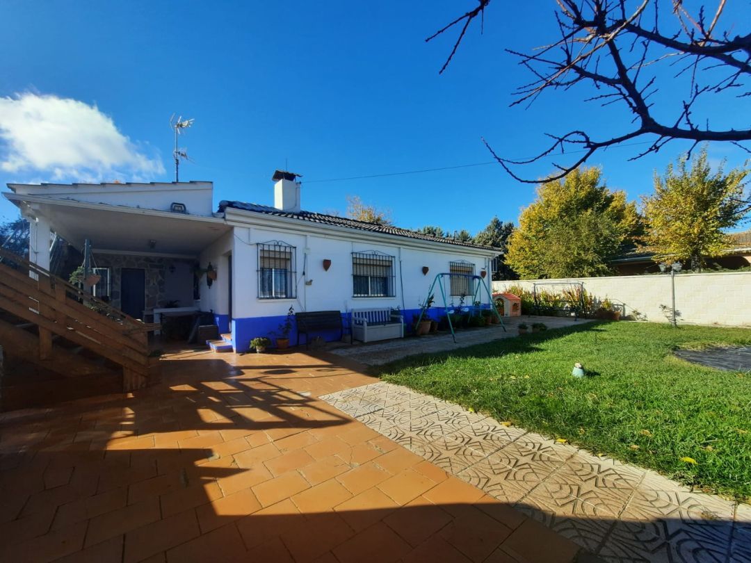 Vista exterior de Casa o xalet en venda en Escalona amb Aire condicionat, Calefacció i Moblat