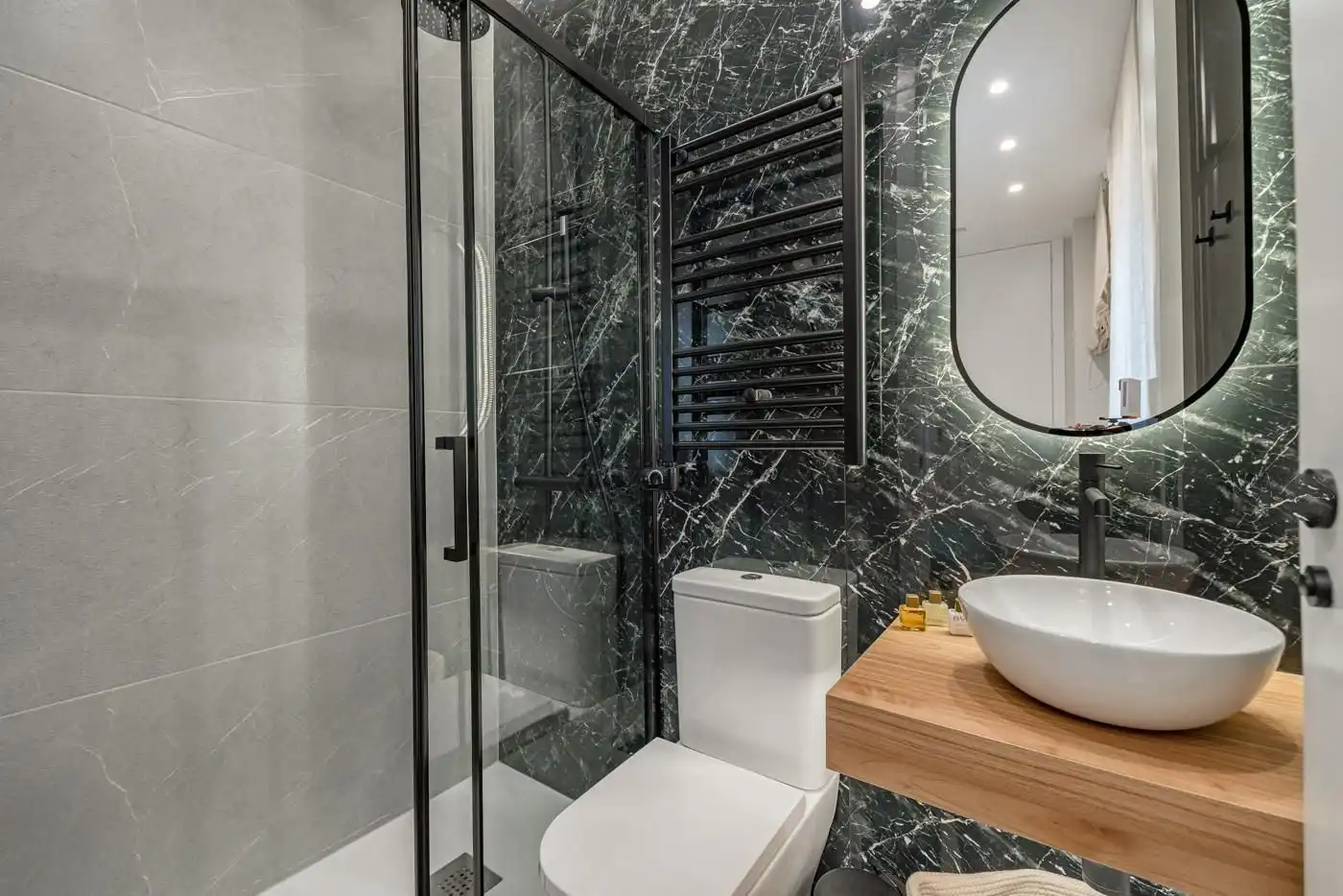 Badezimmer von Wohnung zum Verkauf in Madrid mit Klimaanlage und Heizung