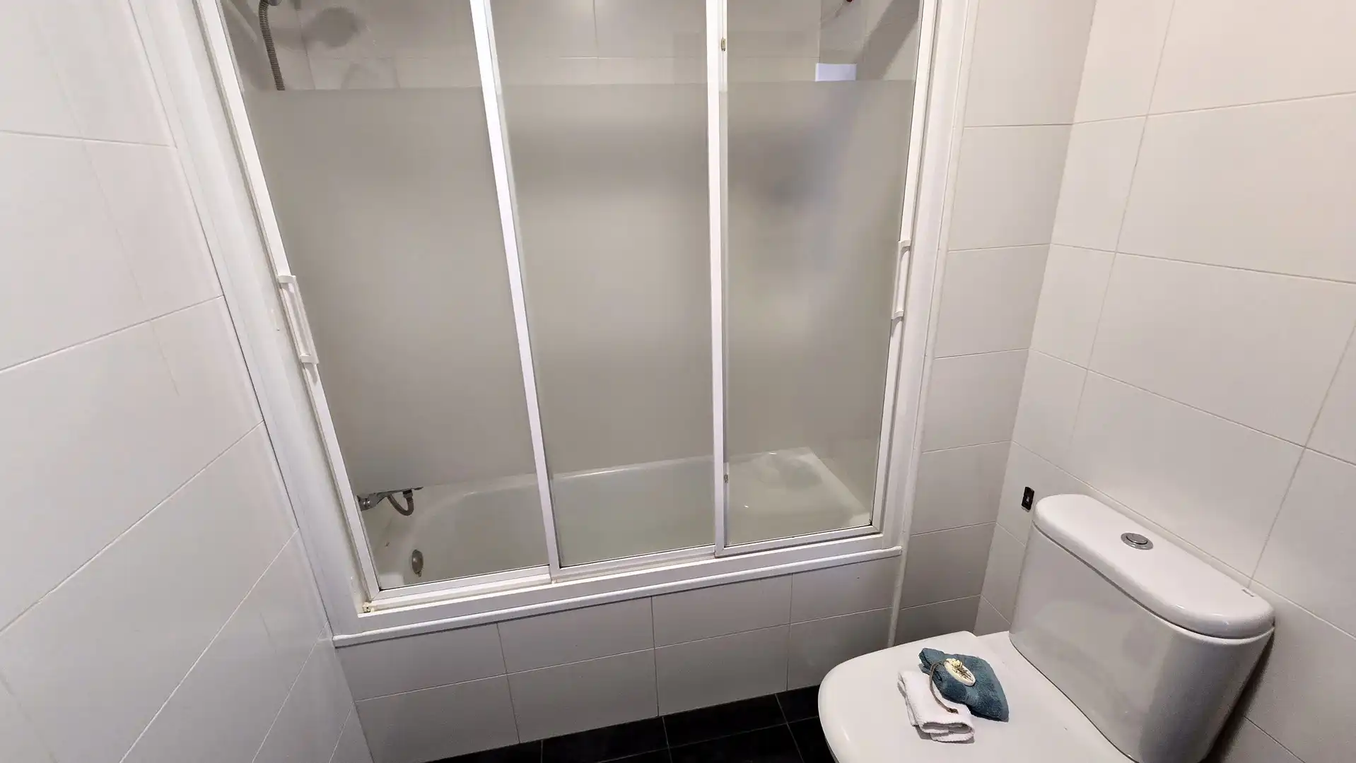 Badezimmer von Wohnung zum Verkauf in Vigo  mit Heizung, Parkett und Abstellraum