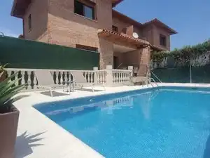 Piscina de Casa adosada en venda en Olías del Rey amb Aire condicionat, Calefacció i Jardí privat