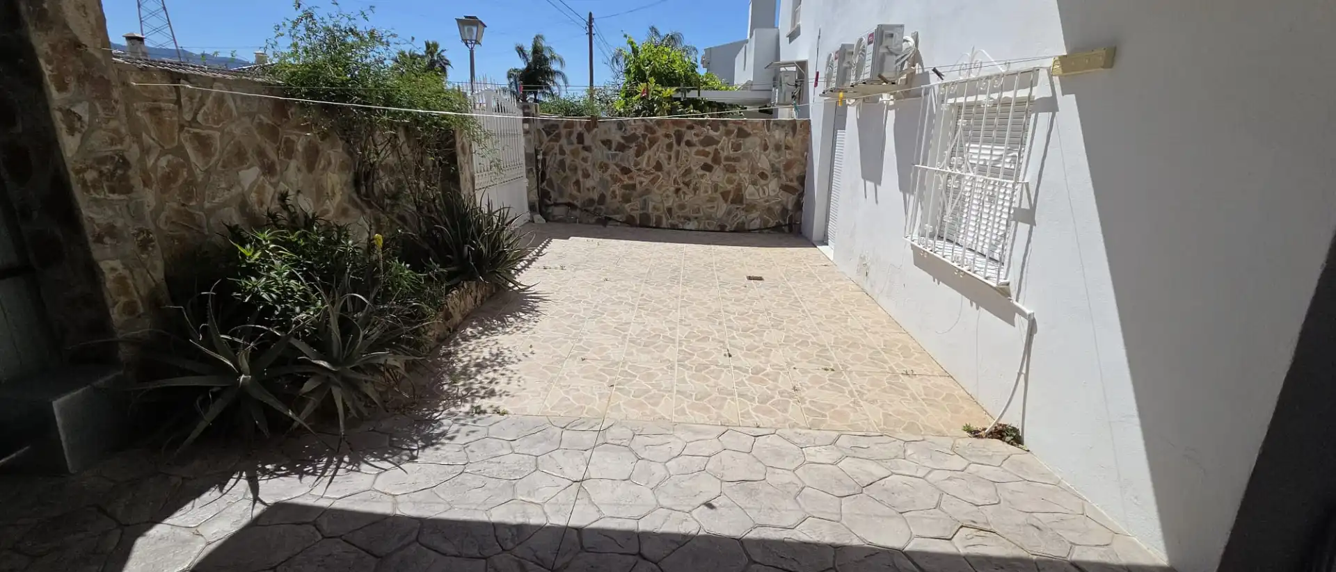Terrasse von Einfamilien-Reihenhaus zum Verkauf in Alhaurín de la Torre mit Klimaanlage, Privatgarten und Terrasse