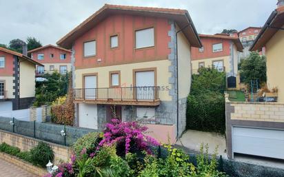 Vista exterior de Casa o xalet en venda en Castro-Urdiales amb Terrassa i Balcó