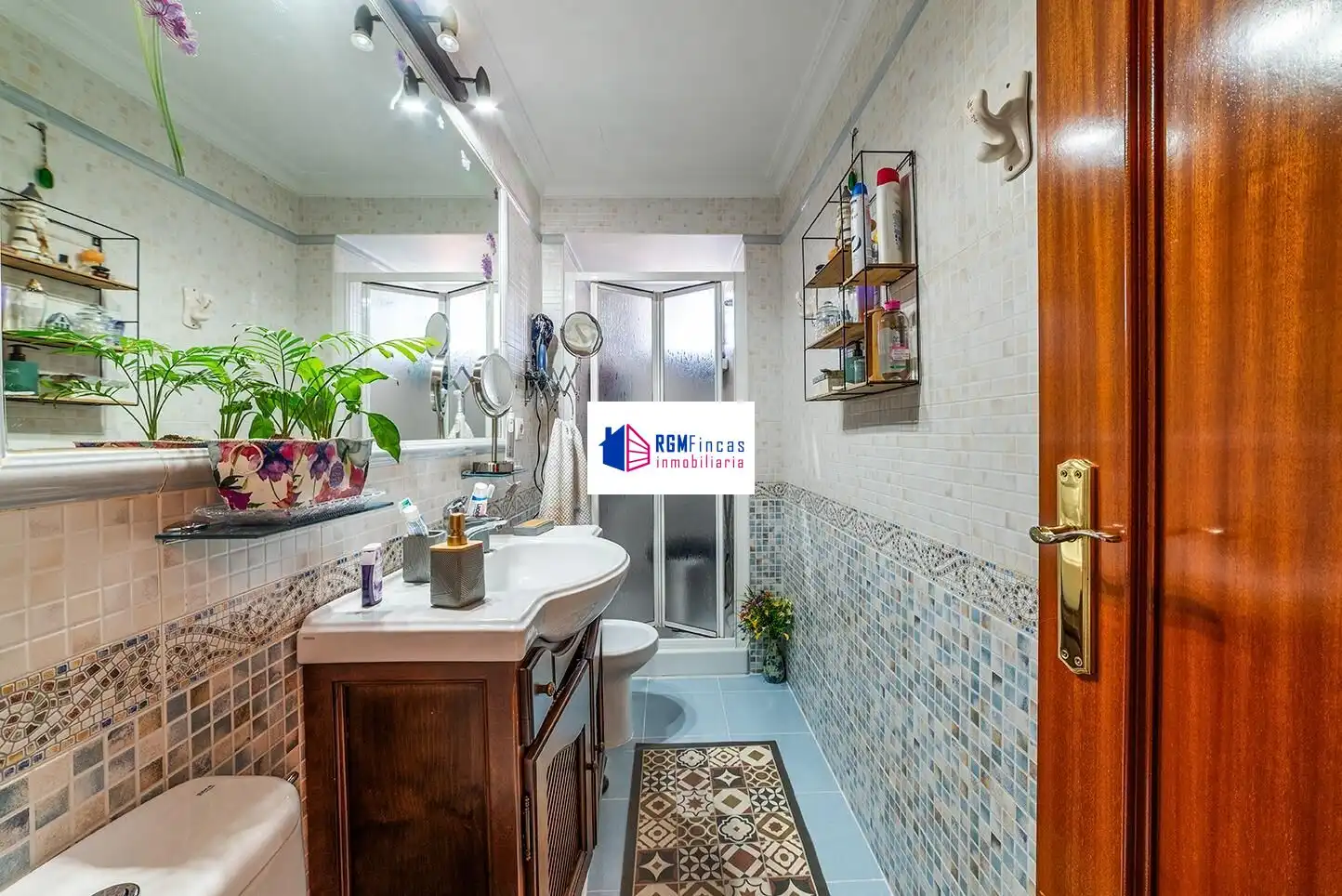 Bathroom of Flat for sale in Sevilla  with Air Conditioner, Heating and Terrace