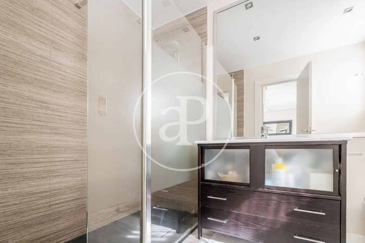 Badezimmer von Wohnung zum Verkauf in Madrid mit Klimaanlage, Heizung und Privatgarten