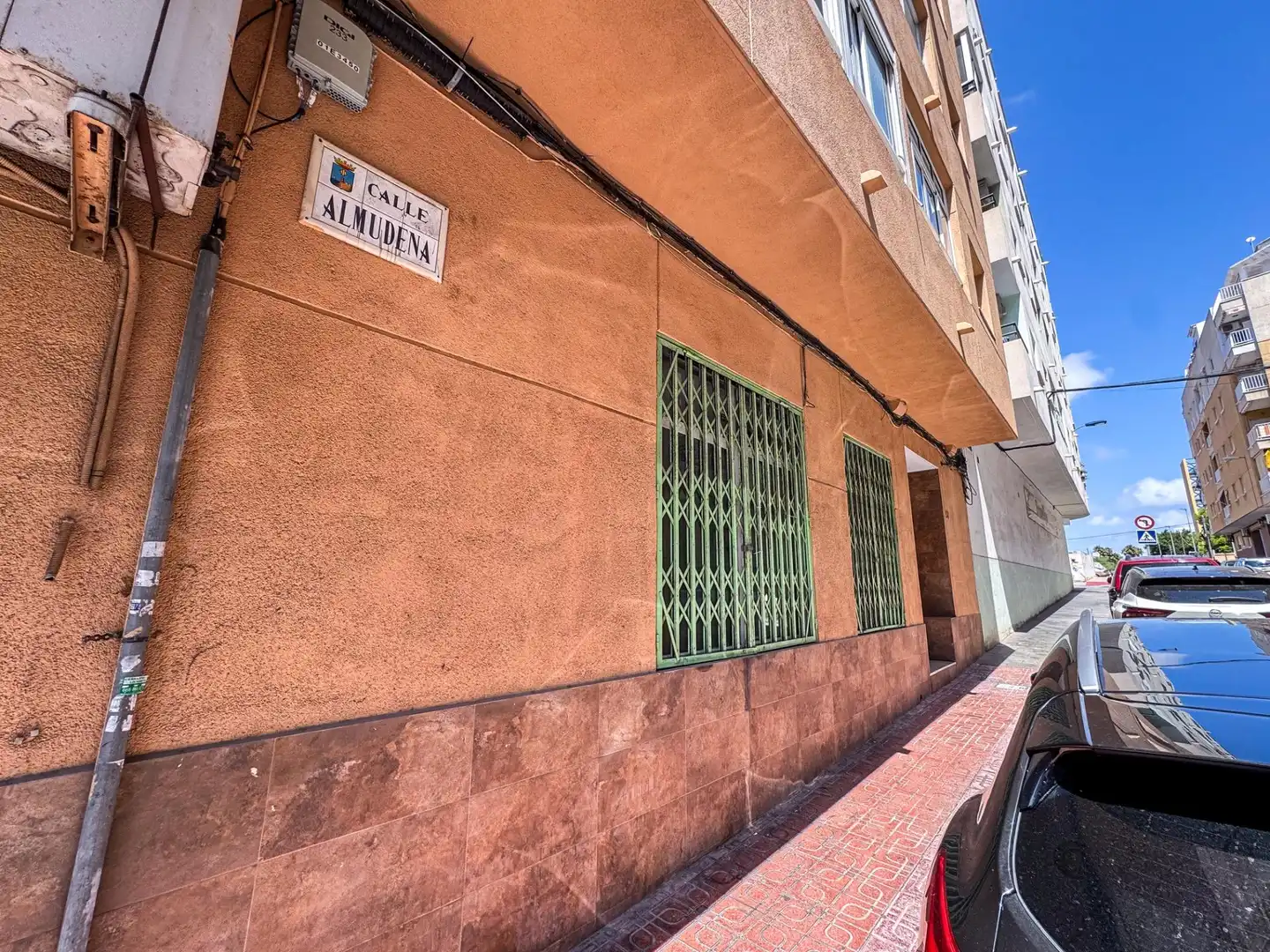 Vista exterior de Local en venda en Torrevieja amb Aire condicionat, Terrassa i Moblat