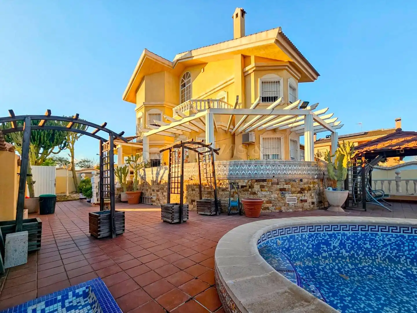Chalet con piscina en venta en Nueva Torrevieja - Aguas Nuevas