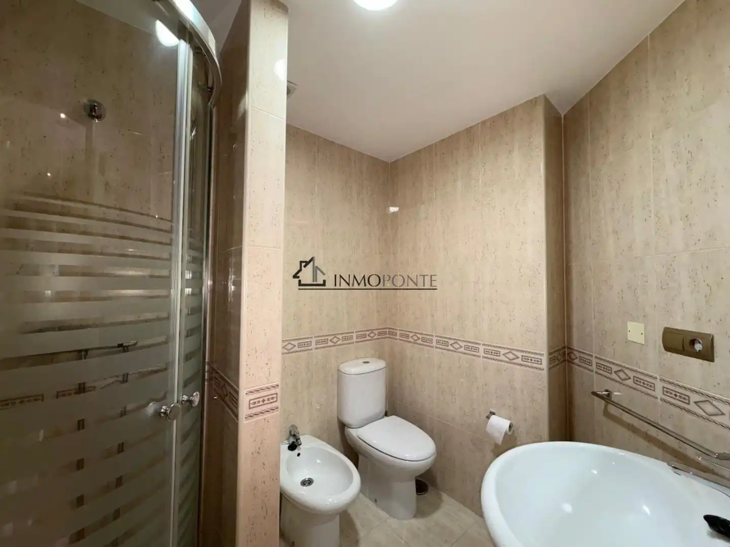 Badezimmer von Wohnung zur Miete in Pontevedra Capital  mit Heizung und Möbliert
