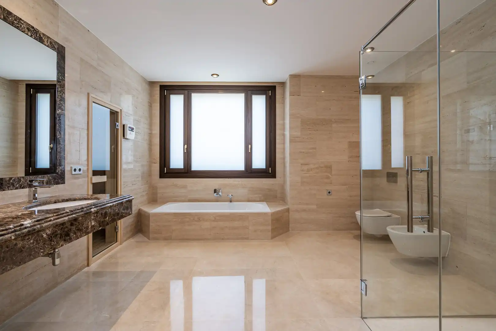 Bany de Casa o xalet en venda en Estepona amb Aire condicionat, Jardí privat i Terrassa