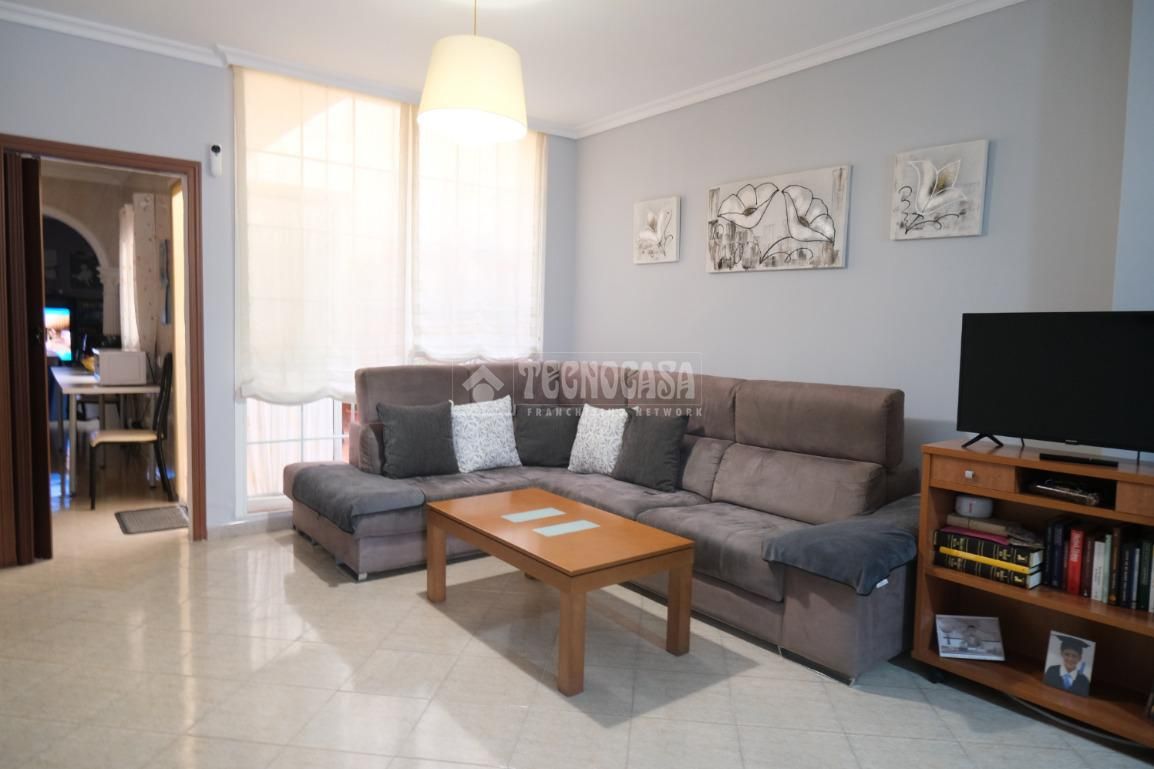 Living room of Single-family semi-detached for sale in  Sevilla Capital  with Air Conditioner, Terrace and Balcony