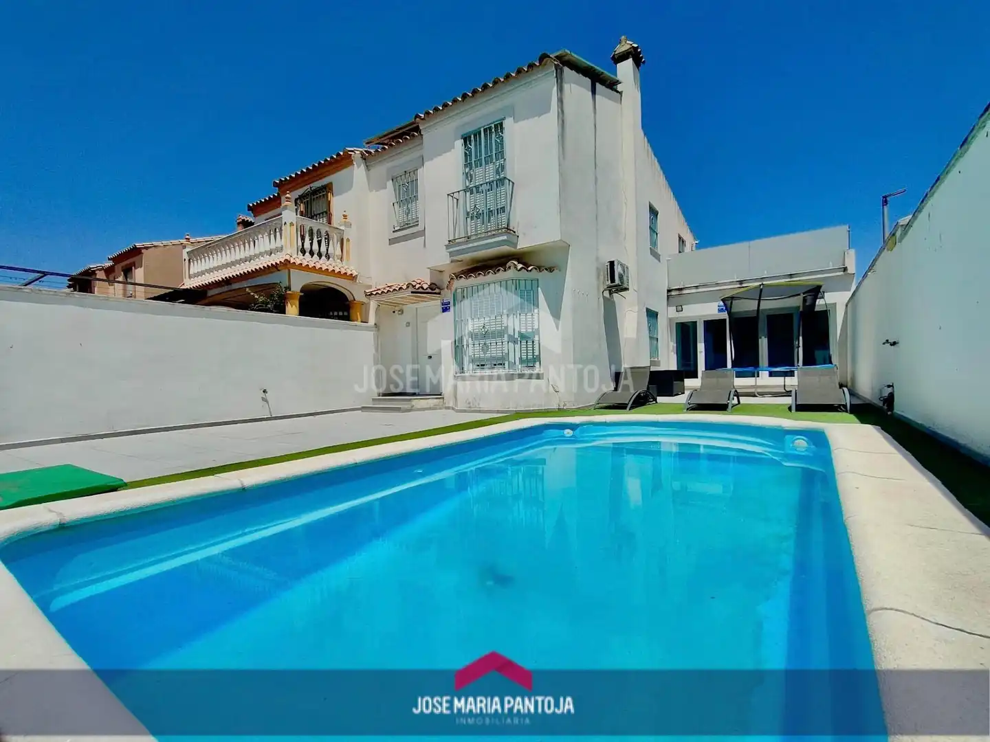 Vista exterior de Casa adosada en venta en Jerez de la Frontera con Aire acondicionado, Calefacción y Jardín privado