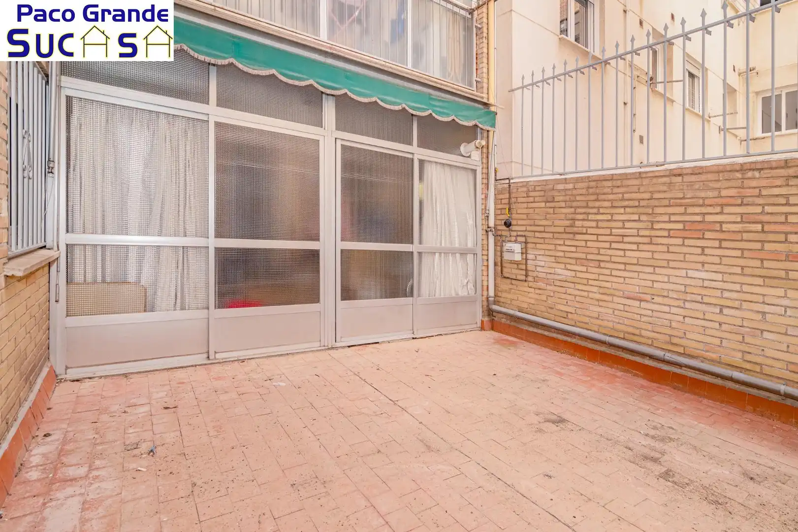 Vista exterior de Pis en venda en Granada amb Aire condicionat, Terrassa i Balcó