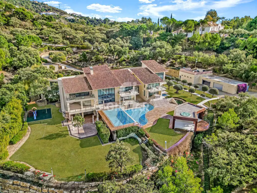 Vista exterior de Casa o xalet en venda en Benahavís amb Calefacció, Jardí privat i Piscina