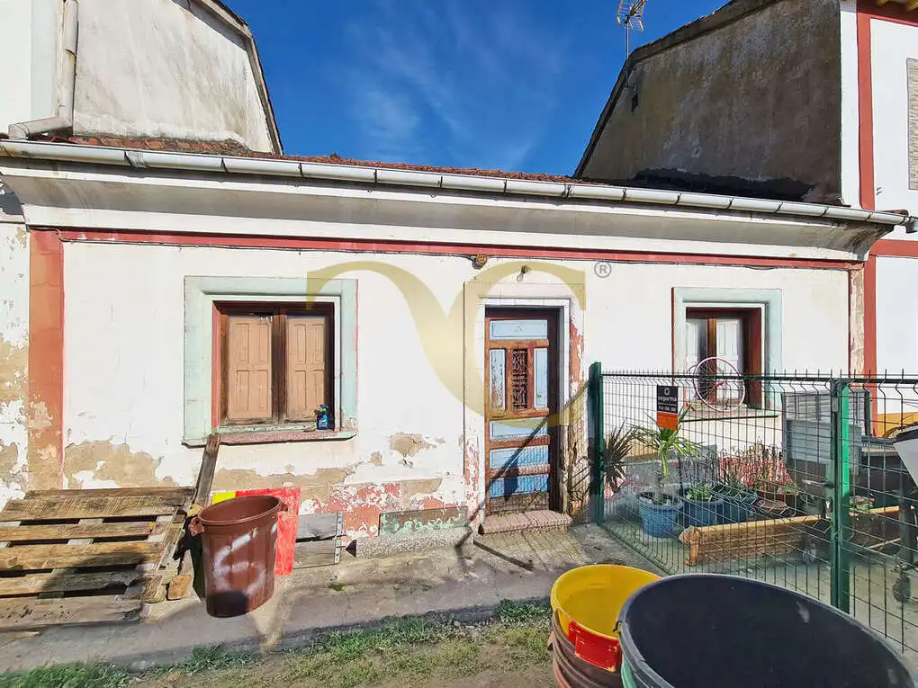 Außenansicht von Einfamilien-Reihenhaus zum Verkauf in Siero