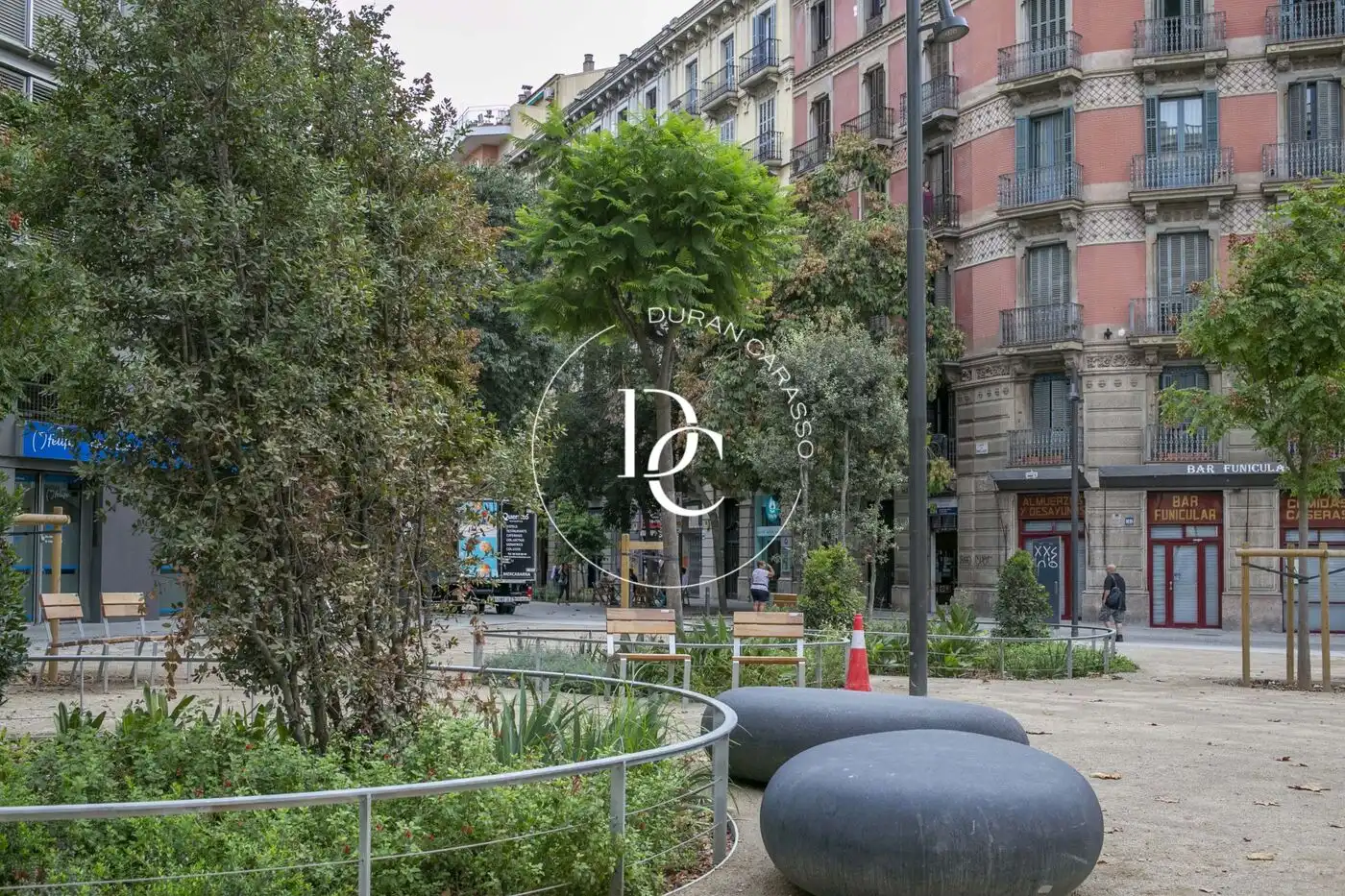 Vista exterior de Local en venda en Barcelona