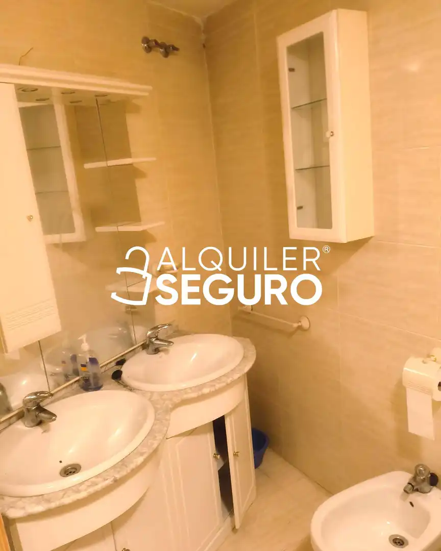 Baño de Piso de alquiler en Ocaña con Calefacción, Piscina y Amueblado