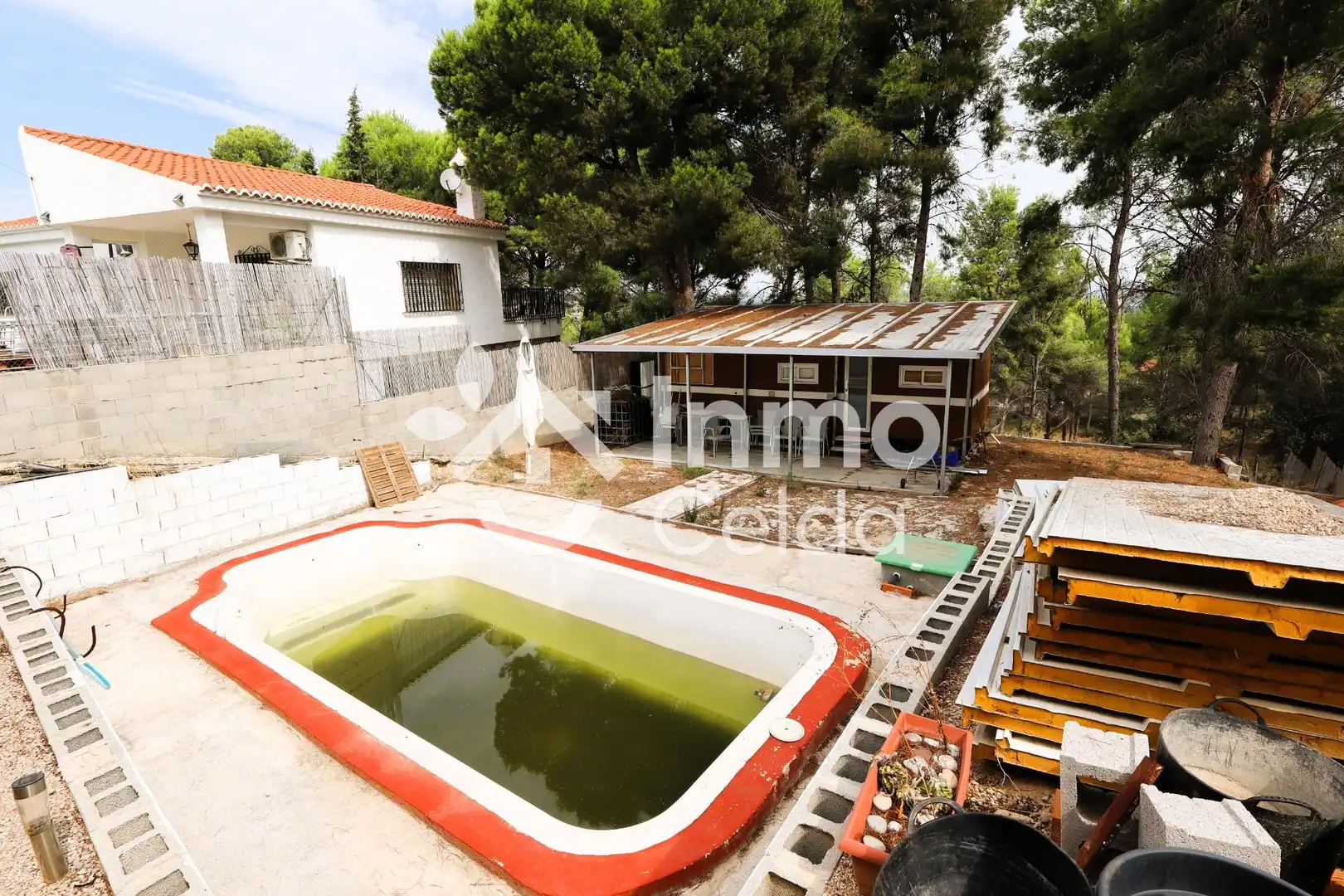 Schwimmbecken von Haus oder Chalet zum Verkauf in Chiva mit Klimaanlage, Privatgarten und Schwimmbad