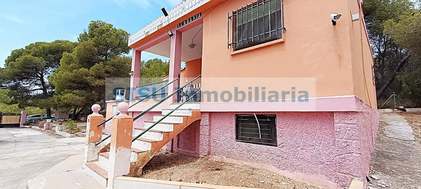 Vista exterior de Finca rústica en venda en Llíria amb Jardí privat, Terrassa i Piscina