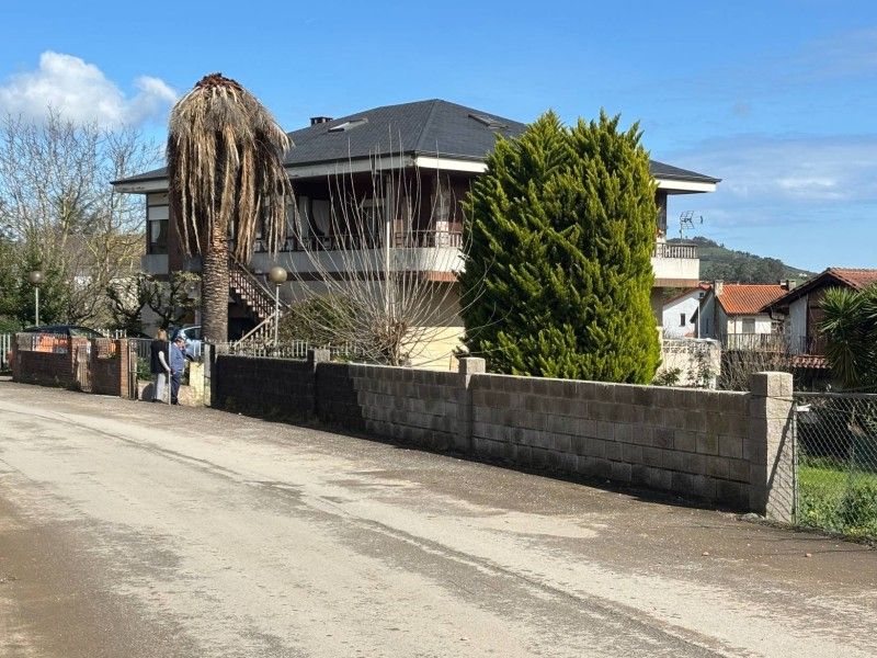 Vista exterior de Casa o xalet en venda en Reocín amb Calefacció, Parquet i Terrassa
